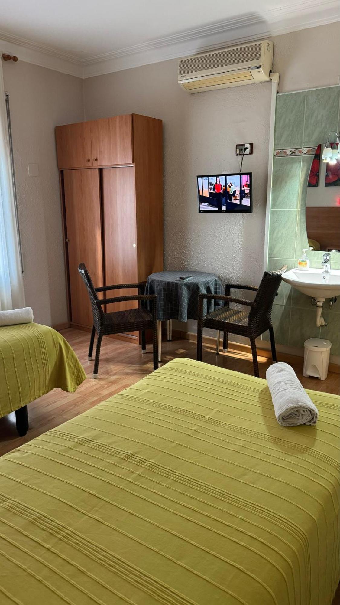 Pension Laforja Barcelona Bagian luar foto