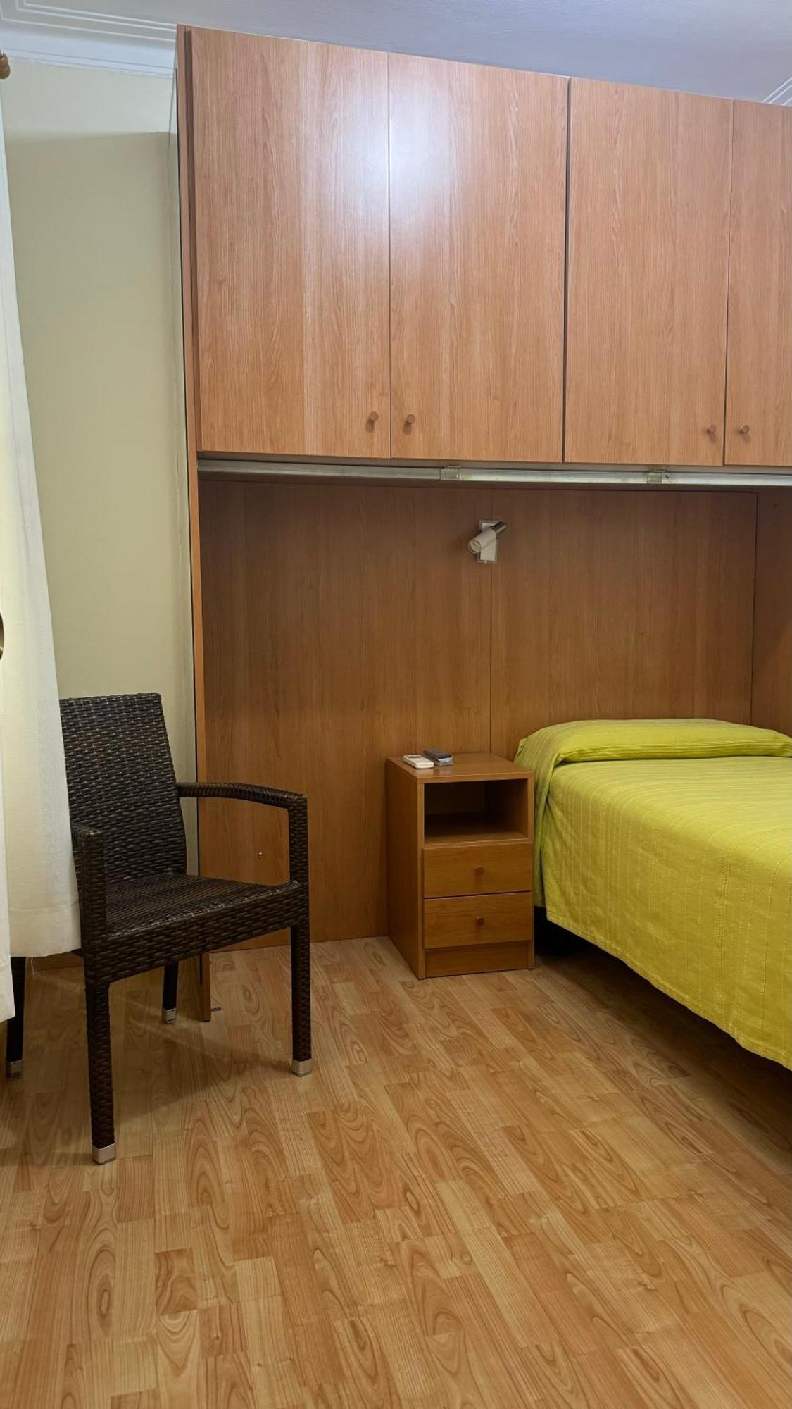 Pension Laforja Barcelona Bagian luar foto