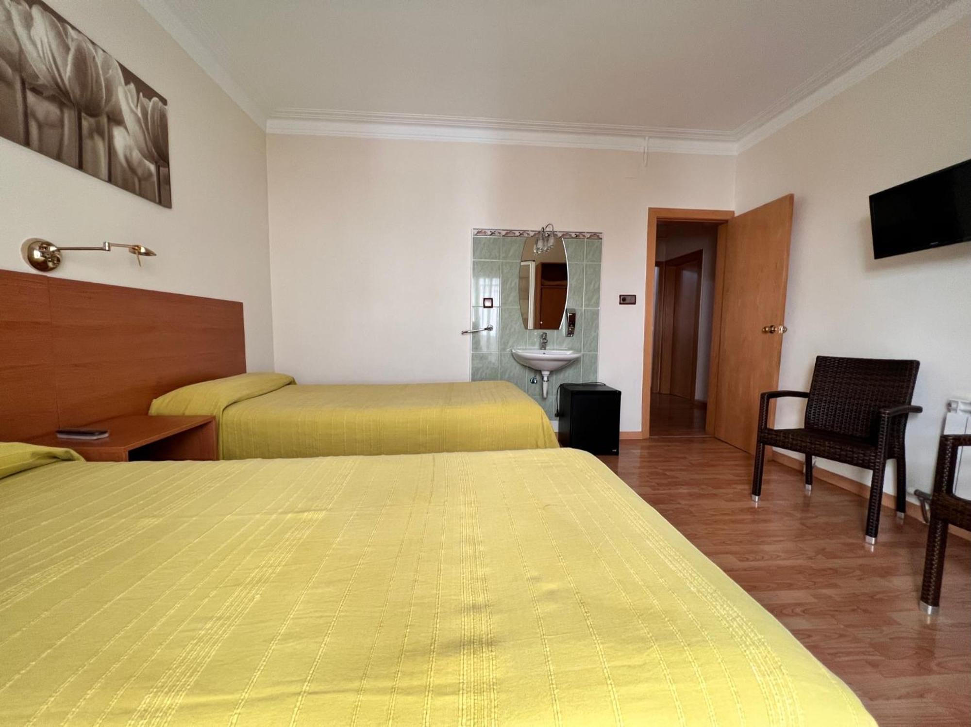 Pension Laforja Barcelona Bagian luar foto