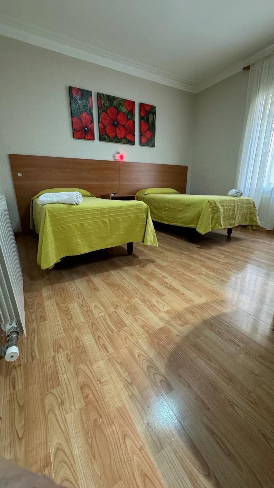 Pension Laforja Barcelona Bagian luar foto